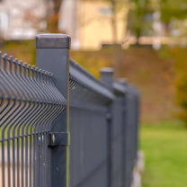 Bereiten Sie Ihren Zaun für den Winter mit Polyethylen-Kappen vor